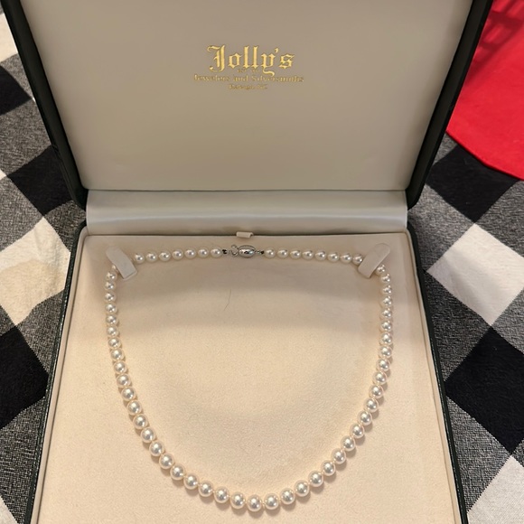 Jewelry - Pearl necklace